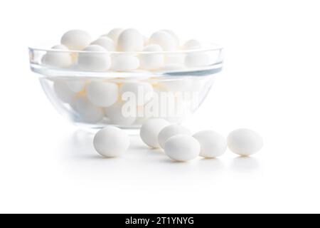 Caramelle alla menta. Ossa di mentolo isolate sullo sfondo bianco. Foto Stock