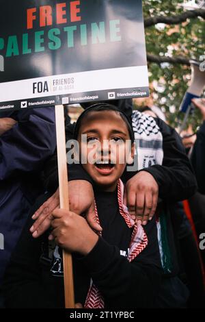 Londra, Regno Unito. 14 ottobre 2023. Un bambino partecipa a una marcia pro-Palestina a Londra. Foto Stock