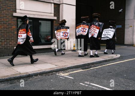 Londra, Regno Unito. 14 ottobre 2023. I membri della comunità ebraica Neturei Karta partecipano a una protesta pro-Palestina nel centro di Londra. Foto Stock