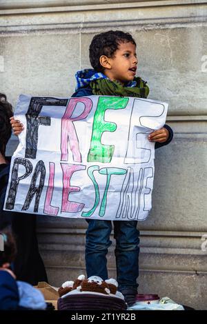 Bambino in possesso di un segno di protesta per la Palestina libera durante la protesta pro-Palestina a Londra . Foto Stock