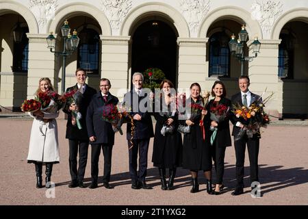 Oslo 20231016.il primo ministro norvegese Jonas Gahr Støre presenta nuovi consiglieri di Stato dopo una riunione straordinaria del gabinetto al Palazzo. Dal ministro della digitalizzazione e dell'amministrazione di sinistra Karianne Tung (AP), dal ministro del clima e dell'ambiente Andreas Bjelland Eriksen (AP,), dal ministro degli affari esteri Espen Barth Eide (AP), dal primo ministro Støre, dal ministro del lavoro e dell'inclusione Tonje Brenna, dal ministro della pesca e degli oceani Ceciie Myrseth (AP) , ministro dell’istruzione Kari Nessa Nordtun (AP) e governo locale e ministro distrettuale Erling Sande (SP). Foto: Gorm Kallestad / NTB Foto Stock