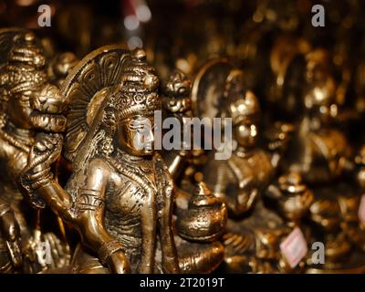 foto ravvicinata di una dea laxmi devi idolo scolpito in bronzo in un negozio di souvenir di antiquariato religioso Foto Stock