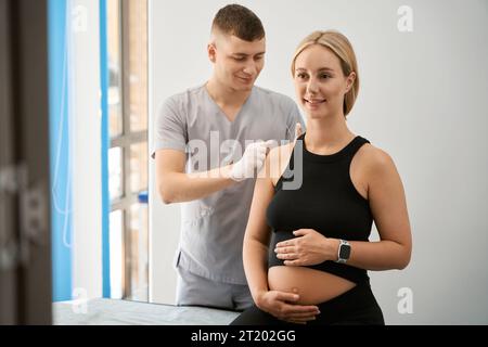 Reflexologist conduce una sessione di agopuntura nel centro benessere Foto Stock