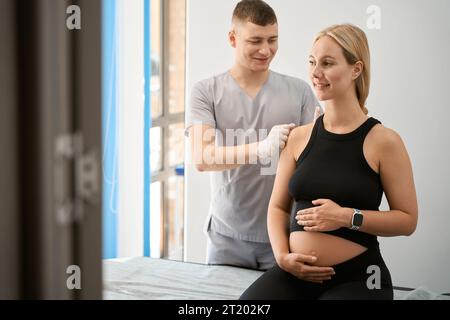 Specialista conduce una sessione di agopuntura in un centro benessere Foto Stock