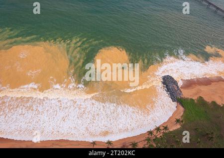 Foto aerea scattata da un volo in elicottero in traghetto tra Cotonou e Lomé, costa dell'Africa occidentale. Foto Stock