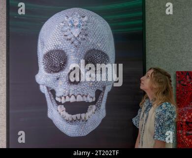 Bonhams, Londra, Regno Unito. 16 ottobre 2023. L'offerta Bonhams Pop X Culture termina il 18 ottobre. Le attrazioni principali includono: Damien Hirst, for the Love of God lenticular, 2012. Stima: £ 4.000-6.000. Crediti: Malcolm Park/Alamy Live News Foto Stock