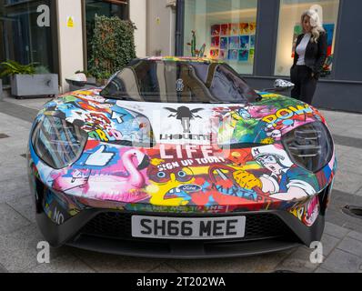 Bonhams, Londra, Regno Unito. 16 ottobre 2023. L'offerta Bonhams Pop X Culture termina il 18 ottobre. Le attrazioni principali includono: Pop Art Supercar, installazione di Ford GT Supercar di Lhouette - Hyper Pop (non in vendita). Crediti: Malcolm Park/Alamy Live News Foto Stock