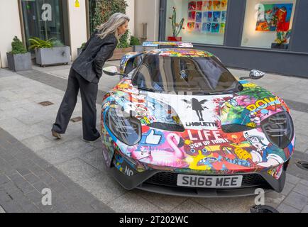 Bonhams, Londra, Regno Unito. 16 ottobre 2023. L'offerta Bonhams Pop X Culture termina il 18 ottobre. Le attrazioni principali includono: Pop Art Supercar, installazione di Ford GT Supercar di Lhouette - Hyper Pop (non in vendita). Crediti: Malcolm Park/Alamy Live News Foto Stock