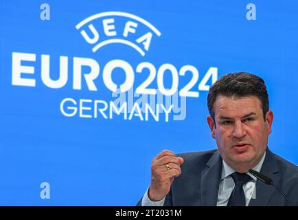 16 ottobre 2023, Assia, Francoforte sul meno: Il ministro federale del lavoro Hubertus Heil (SPD) interviene durante una conferenza stampa sul Campionato europeo 2024 nello stadio di Francoforte. Foto: Arne Dedert/dpa Foto Stock