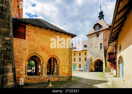 Imponente Torre dell'Orologio della chiesa romanica di Saint-Pierre-et-Saint-Paul a Romainmôtier-Envy, cantone di Vaud, Svizzera. Foto Stock