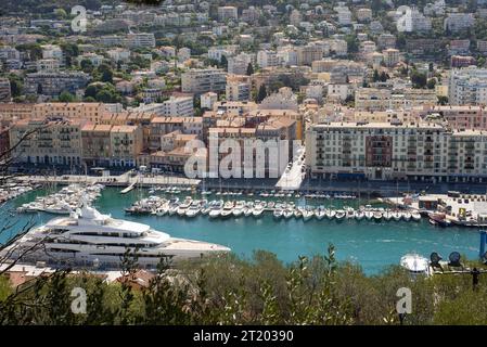 Affacciato sulle barche e gli edifici del porto di Nizza Foto Stock