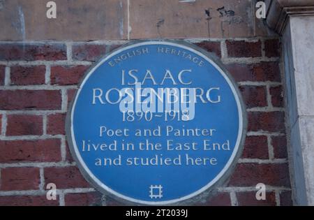 Targa blu del patrimonio inglese che indica che Isaac Rosenberg visse e studiò nell'East End di Londra, nel Regno Unito Foto Stock