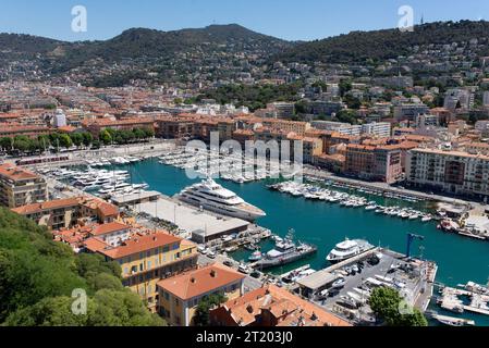 Affacciato sulle barche e gli edifici del porto di Nizza Foto Stock