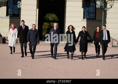 Oslo 20231016.il primo ministro norvegese Jonas Gahr Støre presenta nuovi consiglieri di Stato dopo una riunione straordinaria del gabinetto al Palazzo. Dal ministro della sinistra per la digitalizzazione e l'amministrazione Karianne Tung (AP), dal ministro del clima e dell'ambiente Andreas Bjelland Eriksen (AP,), dal ministro degli affari esteri Espen Barth Eide (AP), dal primo ministro Søre, dal ministro del lavoro e dell'inclusione Tonje Brenna, dal ministro della pesca e degli oceani Ceciie Myrseth (AP) , ministro dell’istruzione Kari Nessa Nordtun (AP) e governo locale e ministro distrettuale Erling Sande (SP). Foto: Gorm Kallestad / NTB Foto Stock