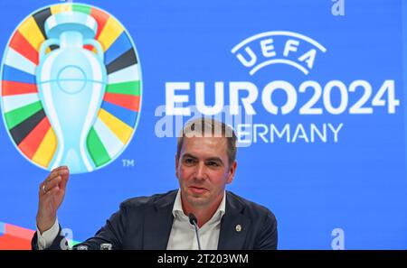 16 ottobre 2023, Assia, Francoforte sul meno: Philipp Lahm, direttore del torneo di UEFA EURO 2024, parla durante una conferenza stampa su EURO 2024 allo stadio di Francoforte. Foto: Arne Dedert/dpa Foto Stock