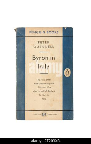 Copertina dell'edizione cartacea di Byron in Italia di Penguin di Peter Quennell Foto Stock