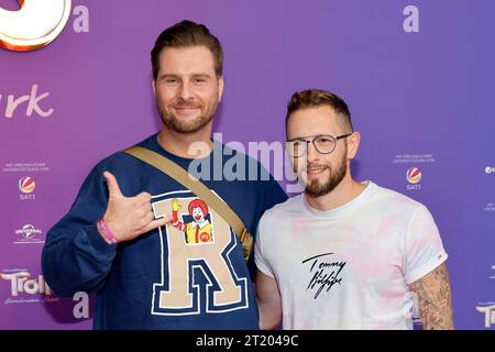 Der ehemalige RTL-Reporter Maurice Gajda und Sein Freund Michael Barg r bei der Premiere des Films Trolls - Gemeinsam Stark im Cinedom. In Afrika hielt Gajda nun um die hand Seines Lebensgefährten Barg An. Die beiden wollen heiraten. Köln, 08.10.2023 NRW Deutschland *** l'ex reporter di RTL Maurice Gajda e il suo fidanzato Michael Barg r alla prima del film Trolls strong Together al Cinedom in Africa, Gajda ora ha chiesto la mano del suo partner Barg i due vogliono sposare Colonia, 08 10 2023 NRW Germania Copyright: xChristophxHardtx credito: Imago/Alamy Live News Foto Stock