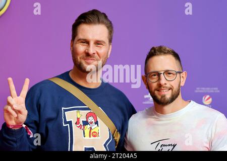 Der ehemalige RTL-Reporter Maurice Gajda und Sein Freund Michael Barg r bei der Premiere des Films Trolls - Gemeinsam Stark im Cinedom. In Afrika hielt Gajda nun um die hand Seines Lebensgefährten Barg An. Die beiden wollen heiraten. Köln, 08.10.2023 NRW Deutschland *** l'ex reporter di RTL Maurice Gajda e il suo fidanzato Michael Barg r alla prima del film Trolls strong Together al Cinedom in Africa, Gajda ora ha chiesto la mano del suo partner Barg i due vogliono sposare Colonia, 08 10 2023 NRW Germania Copyright: xChristophxHardtx credito: Imago/Alamy Live News Foto Stock