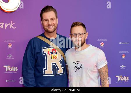 Der ehemalige RTL-Reporter Maurice Gajda und Sein Freund Michael Barg r bei der Premiere des Films Trolls - Gemeinsam Stark im Cinedom. In Afrika hielt Gajda nun um die hand Seines Lebensgefährten Barg An. Die beiden wollen heiraten. Köln, 08.10.2023 NRW Deutschland *** l'ex reporter di RTL Maurice Gajda e il suo fidanzato Michael Barg r alla prima del film Trolls strong Together al Cinedom in Africa, Gajda ora ha chiesto la mano del suo partner Barg i due vogliono sposare Colonia, 08 10 2023 NRW Germania Copyright: xChristophxHardtx Foto Stock