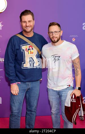 Der ehemalige RTL-Reporter Maurice Gajda und Sein Freund Michael Barg r bei der Premiere des Films Trolls - Gemeinsam Stark im Cinedom. In Afrika hielt Gajda nun um die hand Seines Lebensgefährten Barg An. Die beiden wollen heiraten. Köln, 08.10.2023 NRW Deutschland *** l'ex reporter di RTL Maurice Gajda e il suo fidanzato Michael Barg r alla prima del film Trolls strong Together al Cinedom in Africa, Gajda ora ha chiesto la mano del suo partner Barg i due vogliono sposare Colonia, 08 10 2023 NRW Germania Copyright: xChristophxHardtx Foto Stock