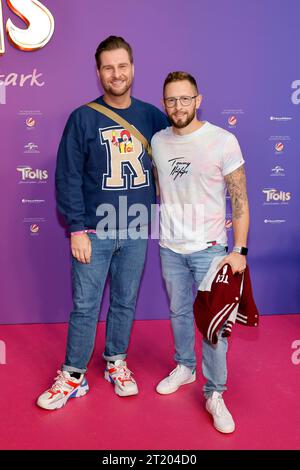 Der ehemalige RTL-Reporter Maurice Gajda und Sein Freund Michael Barg r bei der Premiere des Films Trolls - Gemeinsam Stark im Cinedom. In Afrika hielt Gajda nun um die hand Seines Lebensgefährten Barg An. Die beiden wollen heiraten. Köln, 08.10.2023 NRW Deutschland *** l'ex reporter di RTL Maurice Gajda e il suo fidanzato Michael Barg r alla prima del film Trolls strong Together al Cinedom in Africa, Gajda ora ha chiesto la mano del suo partner Barg i due vogliono sposare Colonia, 08 10 2023 NRW Germania Copyright: xChristophxHardtx Foto Stock