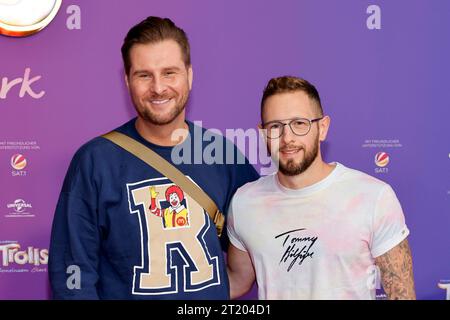 Der ehemalige RTL-Reporter Maurice Gajda und Sein Freund Michael Barg r bei der Premiere des Films Trolls - Gemeinsam Stark im Cinedom. In Afrika hielt Gajda nun um die hand Seines Lebensgefährten Barg An. Die beiden wollen heiraten. Köln, 08.10.2023 NRW Deutschland *** l'ex reporter di RTL Maurice Gajda e il suo fidanzato Michael Barg r alla prima del film Trolls strong Together al Cinedom in Africa, Gajda ora ha chiesto la mano del suo partner Barg i due vogliono sposare Colonia, 08 10 2023 NRW Germania Copyright: xChristophxHardtx Foto Stock