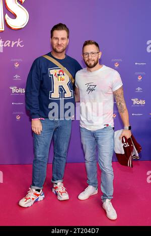 Der ehemalige RTL-Reporter Maurice Gajda und Sein Freund Michael Barg r bei der Premiere des Films Trolls - Gemeinsam Stark im Cinedom. In Afrika hielt Gajda nun um die hand Seines Lebensgefährten Barg An. Die beiden wollen heiraten. Köln, 08.10.2023 NRW Deutschland *** l'ex reporter di RTL Maurice Gajda e il suo fidanzato Michael Barg r alla prima del film Trolls strong Together al Cinedom in Africa, Gajda ora ha chiesto la mano del suo partner Barg i due vogliono sposare Colonia, 08 10 2023 NRW Germania Copyright: xChristophxHardtx Foto Stock