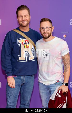 Der ehemalige RTL-Reporter Maurice Gajda und Sein Freund Michael Barg r bei der Premiere des Films Trolls - Gemeinsam Stark im Cinedom. In Afrika hielt Gajda nun um die hand Seines Lebensgefährten Barg An. Die beiden wollen heiraten. Köln, 08.10.2023 NRW Deutschland *** l'ex reporter di RTL Maurice Gajda e il suo fidanzato Michael Barg r alla prima del film Trolls strong Together al Cinedom in Africa, Gajda ora ha chiesto la mano del suo partner Barg i due vogliono sposare Colonia, 08 10 2023 NRW Germania Copyright: xChristophxHardtx Foto Stock