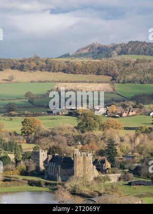 Castello di Stokesay vicino a Craven Arms visto da Stoke Wood, View Edge, Shropshire, Regno Unito Foto Stock