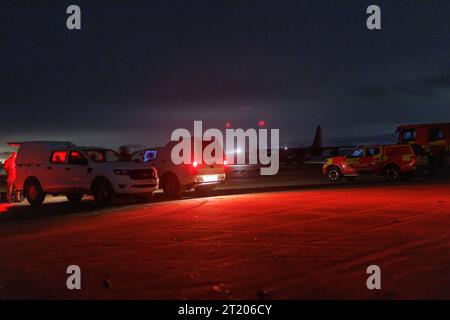 Un USAF C130 Hercules, fuori dalla RAF Mildenhall atterra a Pembrey Beach, una prima per l'USAF, controllato da equipaggi terrestri da Mildenhall e supervisionato dagli equipaggi della RAF Brize Norton, gli sbarchi sono stati dalle 00:00 alle 01:40 a Pembrey Beach, Pembrey, Regno Unito, 16 ottobre 2023 (foto di Thomas Winstone/News Images) Foto Stock