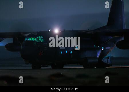 Un USAF C130 Hercules, fuori dalla RAF Mildenhall atterra a Pembrey Beach, una prima per l'USAF, controllato da equipaggi terrestri da Mildenhall e supervisionato dagli equipaggi della RAF Brize Norton, gli sbarchi sono stati dalle 00:00 alle 01:40 a Pembrey Beach, Pembrey, Regno Unito, 16 ottobre 2023 (foto di Thomas Winstone/News Images) Foto Stock