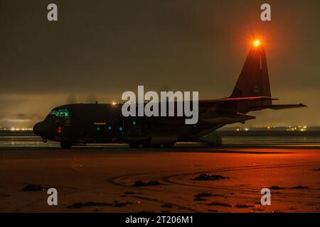 Un USAF C130 Hercules, fuori dalla RAF Mildenhall atterra a Pembrey Beach, una prima per l'USAF, controllato da equipaggi terrestri da Mildenhall e supervisionato dagli equipaggi della RAF Brize Norton, gli sbarchi sono stati dalle 00:00 alle 01:40 a Pembrey Beach, Pembrey, Regno Unito, 16 ottobre 2023 (foto di Thomas Winstone/News Images) Foto Stock