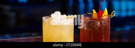 esotico negroni e caipirinha con fresco guarnitura sul bancone del bar, concetto, banner Foto Stock