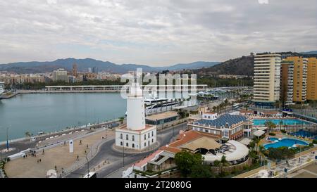 Bella vista del faro chiamato la farola a Malaga, Spagna Foto Stock