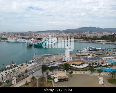 Bella vista del faro chiamato la farola a Malaga, Spagna Foto Stock