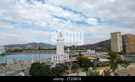 Bella vista del faro chiamato la farola a Malaga, Spagna Foto Stock