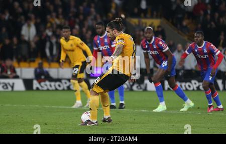 GOL 2-0, Ruben Neves del Wolverhampton Wanderers segna un calcio di rigore. - Wolverhampton Wanderers / Crystal Palace, Premier League, Molineux Stadium, Wolverhampton, Regno Unito - 25 aprile 2023. Solo per uso editoriale - si applicano le restrizioni DataCo Foto Stock