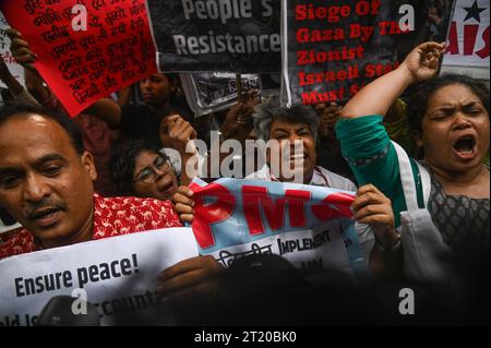 Nuova Delhi, Delhi, India. 16 ottobre 2023. Gli attivisti gridano slogan durante una protesta anti-israeliana, contro gli attacchi di rappresaglia a Gaza, a nuova Delhi, in India, il 16 ottobre 2023. (Immagine di credito: © Kabir Jhangiani/ZUMA Press Wire/Alamy Live News) SOLO USO EDITORIALE! Non per USO commerciale! Crediti: ZUMA Press, Inc./Alamy Live News Foto Stock