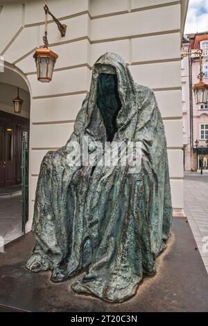 Statua del Commendatore di Anna Chromy, ispirata al personaggio di Don Giovanni di Mozart, all'esterno del Teatro Estates, città Vecchia, Praga, Cechia Foto Stock