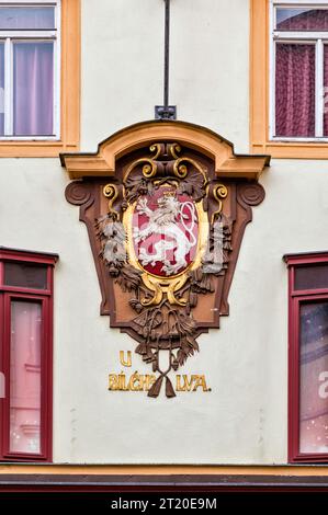 Cartiglio dei leoni boemi, stemma della Cecoslovacchia, casa del leone bianco, museo delle cere Madame Tussauds, quartiere della città vecchia, Praga, Czechia Foto Stock