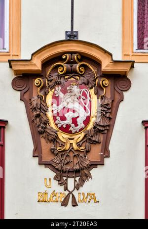 Cartiglio dei leoni boemi, stemma della Cecoslovacchia, casa del leone bianco, museo delle cere Madame Tussauds, quartiere della città vecchia, Praga, Czechia Foto Stock