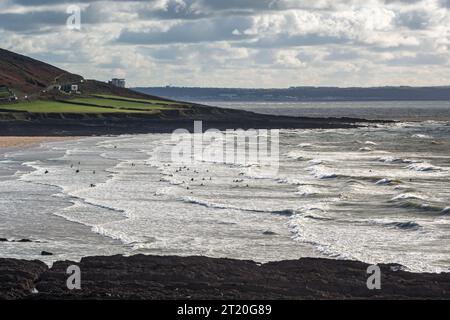 Gli amanti del surf potranno godersi le onde a Croyde Bay, sulla costa del North Devon, Regno Unito Foto Stock