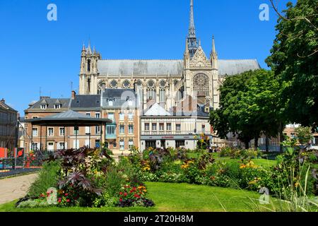 Amiens (Francia settentrionale): Piazza Jules Bocquet e Basilica Cattedrale di nostra Signora di Amiens (“Cattedrale di Notre-Dame d’Amiens”) Foto Stock