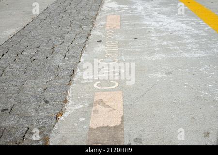 Marciapiede con iscrizione Centro città e triplo freccia che indica la direzione da seguire. Foto Stock