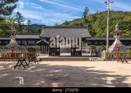 4 ottobre 2023: Lanterna haiden e pietra di Kibitsuhiko Jinja, un santuario shintoista nel quartiere Ichinomiya della città di Okayama in Giappone. E' vero Foto Stock