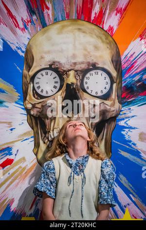 Londra, Regno Unito. 16 ottobre 2023. The Hours, poster Ali in the Jungle, disegnato da Damien Hirst, est £1000-1500 - Anteprima degli sconti Pop X Culture di Bonhams. L'offerta è valida online su bonhams.com fino a mercoledì 18 ottobre. Crediti: Guy Bell/Alamy Live News Foto Stock