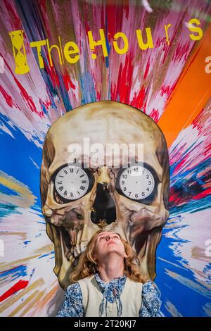 Londra, Regno Unito. 16 ottobre 2023. The Hours, poster Ali in the Jungle, disegnato da Damien Hirst, est £1000-1500 - Anteprima degli sconti Pop X Culture di Bonhams. L'offerta è valida online su bonhams.com fino a mercoledì 18 ottobre. Crediti: Guy Bell/Alamy Live News Foto Stock