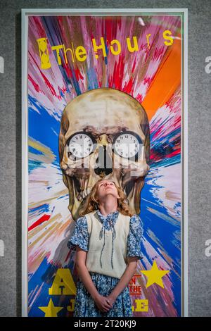 Londra, Regno Unito. 16 ottobre 2023. The Hours, poster Ali in the Jungle, disegnato da Damien Hirst, est £1000-1500 - Anteprima degli sconti Pop X Culture di Bonhams. L'offerta è valida online su bonhams.com fino a mercoledì 18 ottobre. Crediti: Guy Bell/Alamy Live News Foto Stock