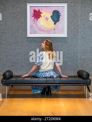 Londra, Regno Unito. 16 ottobre 2023. Wassily Kandinsky (1866-1944), Milieu jaune. Stima: £850,000-1,250,000 - Un'anteprima della vendita Impressionist and Modern Art dei Bonham. La vendita ha luogo a Londra il 19 ottobre. Crediti: Guy Bell/Alamy Live News Foto Stock