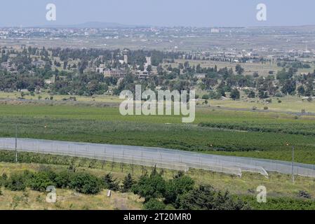 Israele, alture del Golan ISRAELE, alture del Golan, zona cuscinetto e recinzione di confine con la Siria, ex territorio siriano occupato da Israele durante la guerra di sei giorni e la guerra dello Jom Kippur, distrutto la città siriana Quneitra *** ISRAEL, Golanhöhen, Grenze und Pufferzone zwischen Israel und Syrien, das Gebiet wurde im Sechstagekrieg 1967 von Israel besetzt und 1981 annektiert, zerstörte syrische Stadt Quneitra Israel Foto Stock